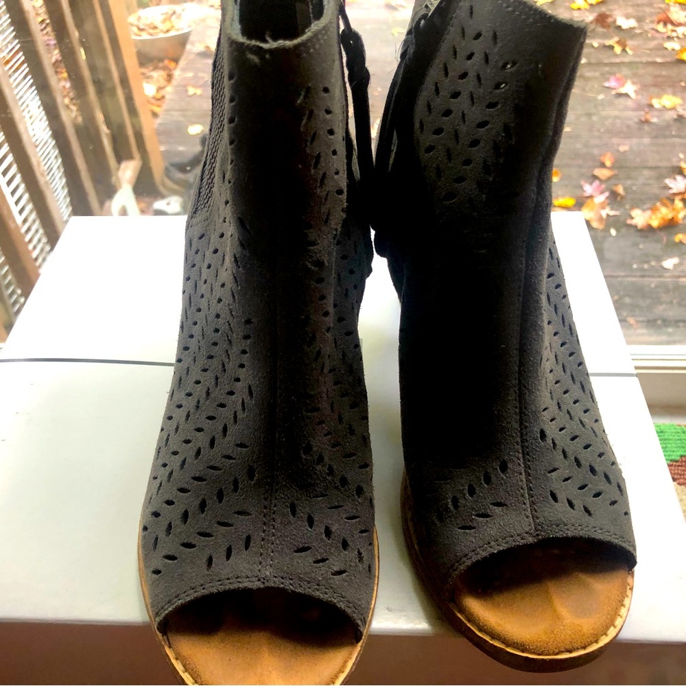 TOM’S grey suede booties size 8